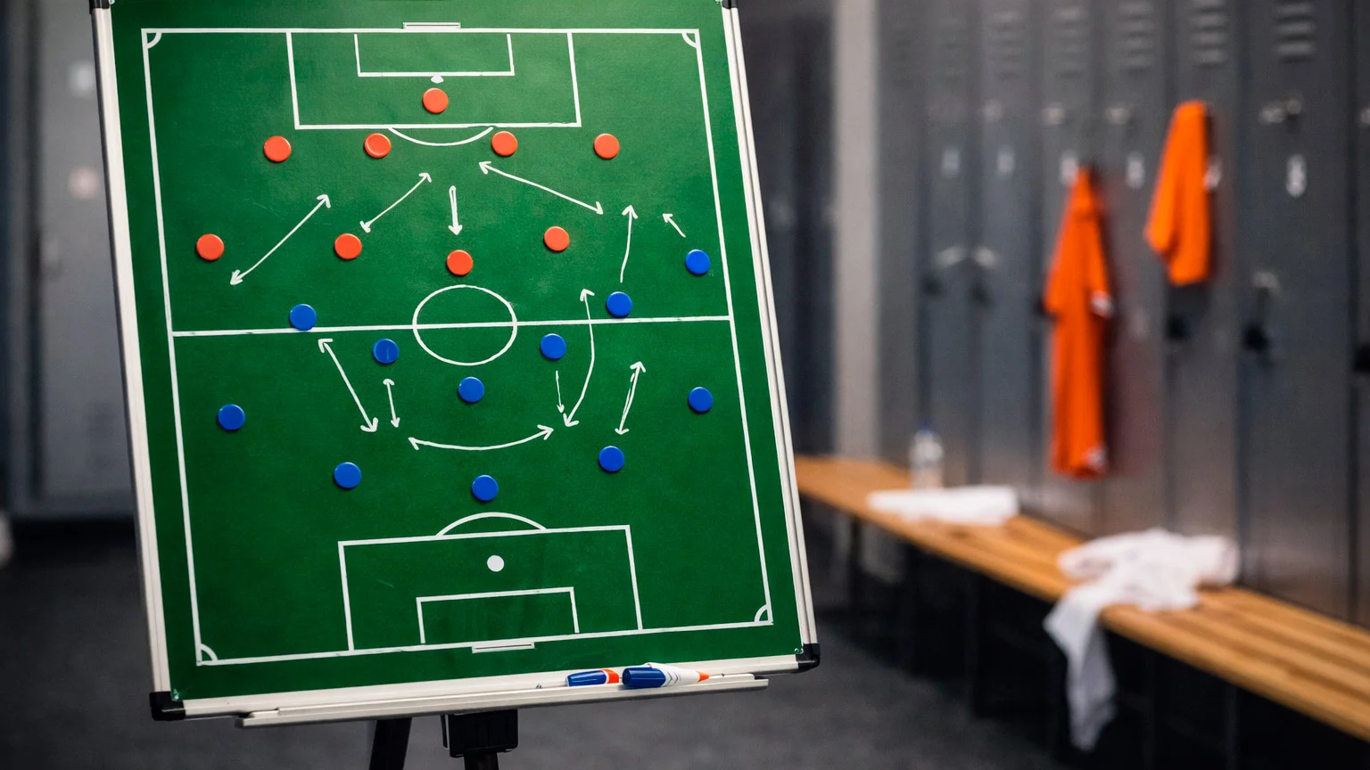 Pizarra táctica de fútbol con diagrama de posiciones de equipos